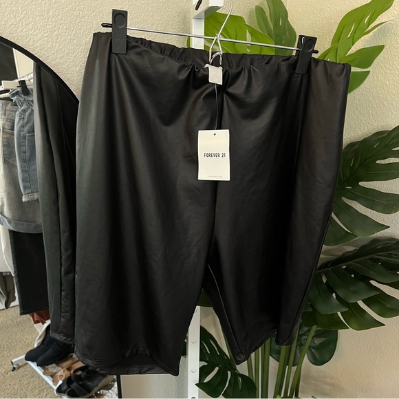✨ Forever 21 Faux Leather Biker Shorts 1X | Sleek Curve-Hugging Statement Piece - Picture 1 of 6